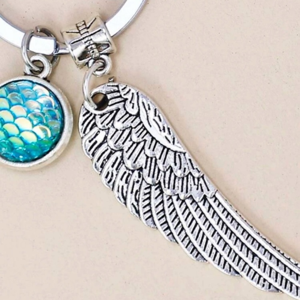 EMORY ROSE keychain wing charm - Picture 3 of 3